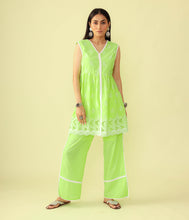 Load image into Gallery viewer, Lush Green Sleeves Less Kurta Set
